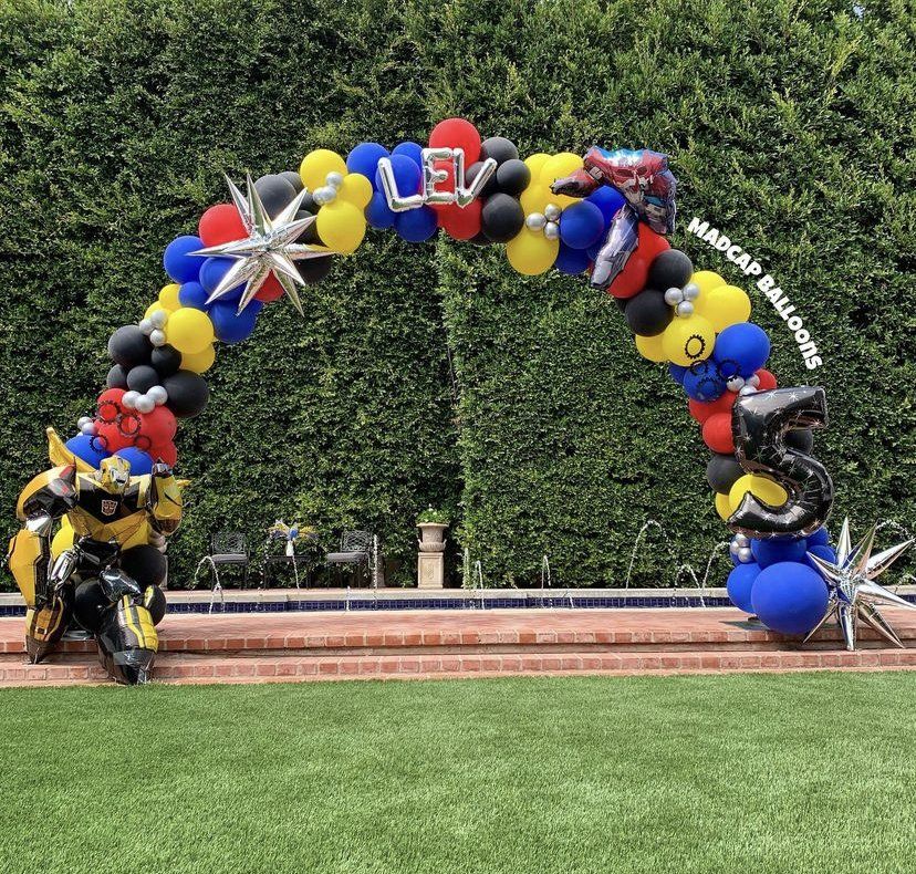 Large balloon arch for a fifth birthday party