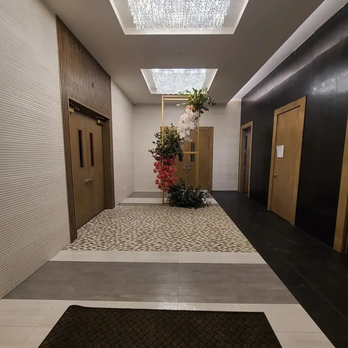 A hallway with a chandelier hanging from the ceiling