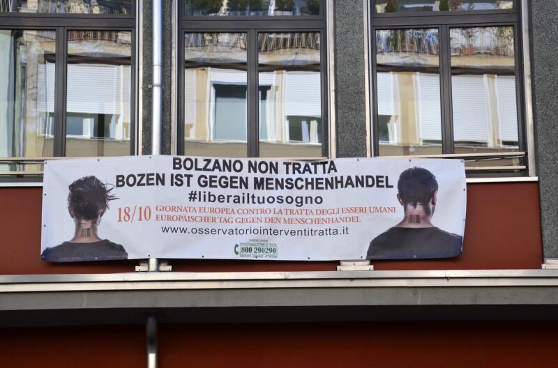 Affissione dello striscione al municipio di Bolzano
