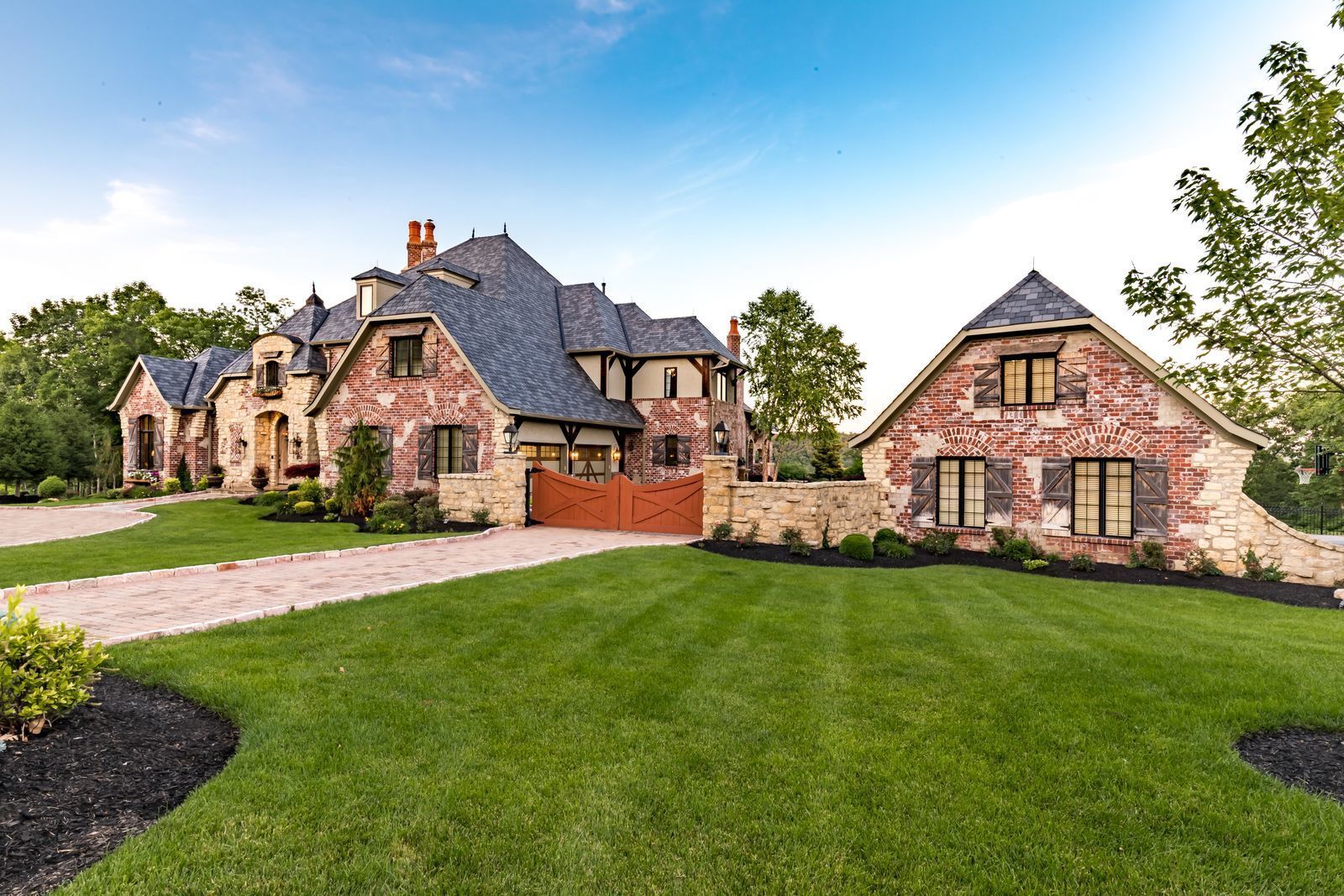 Luxury custom homes in St. Louis and Lake of the Ozarks