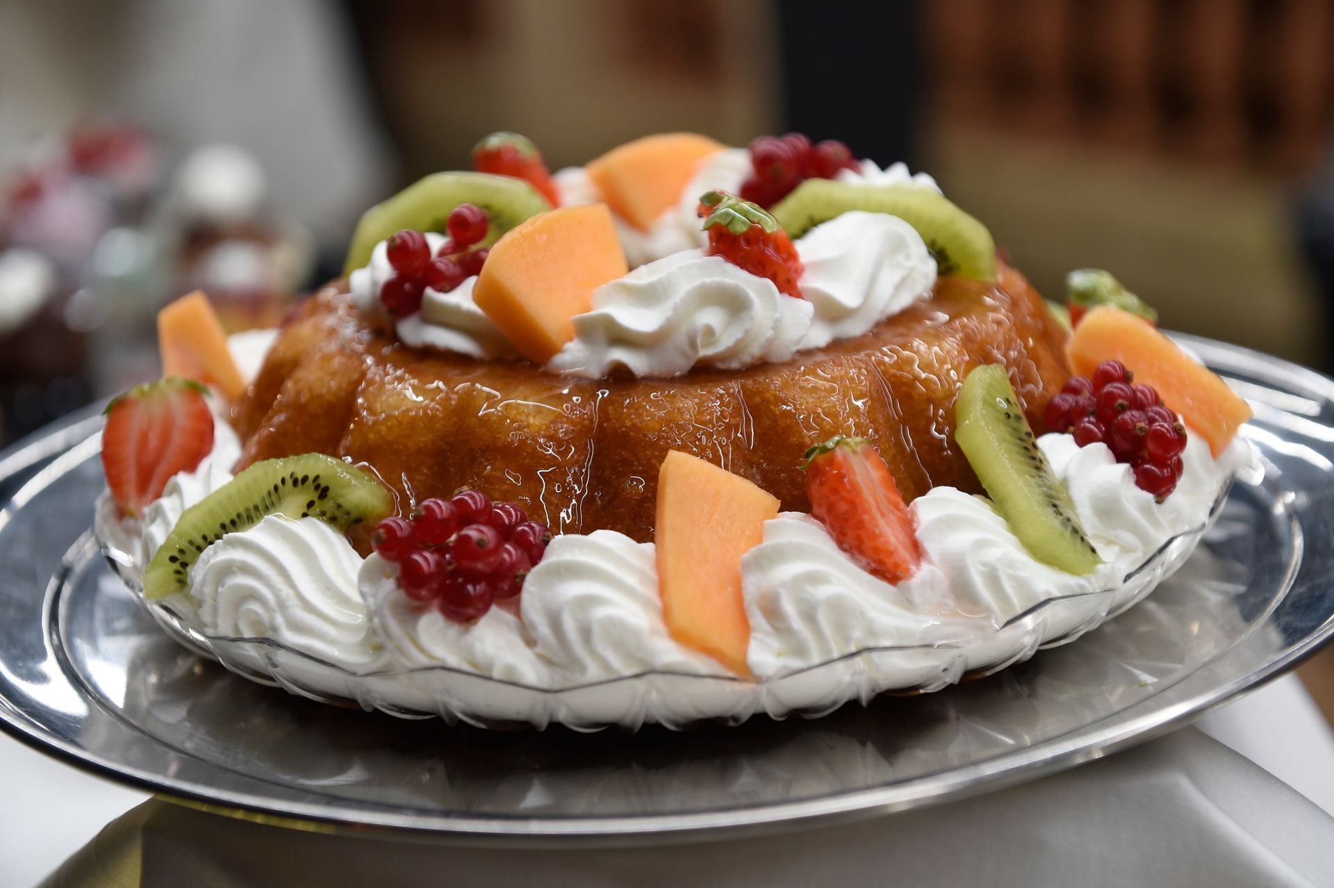 Una torta con sopra panna montata e frutta