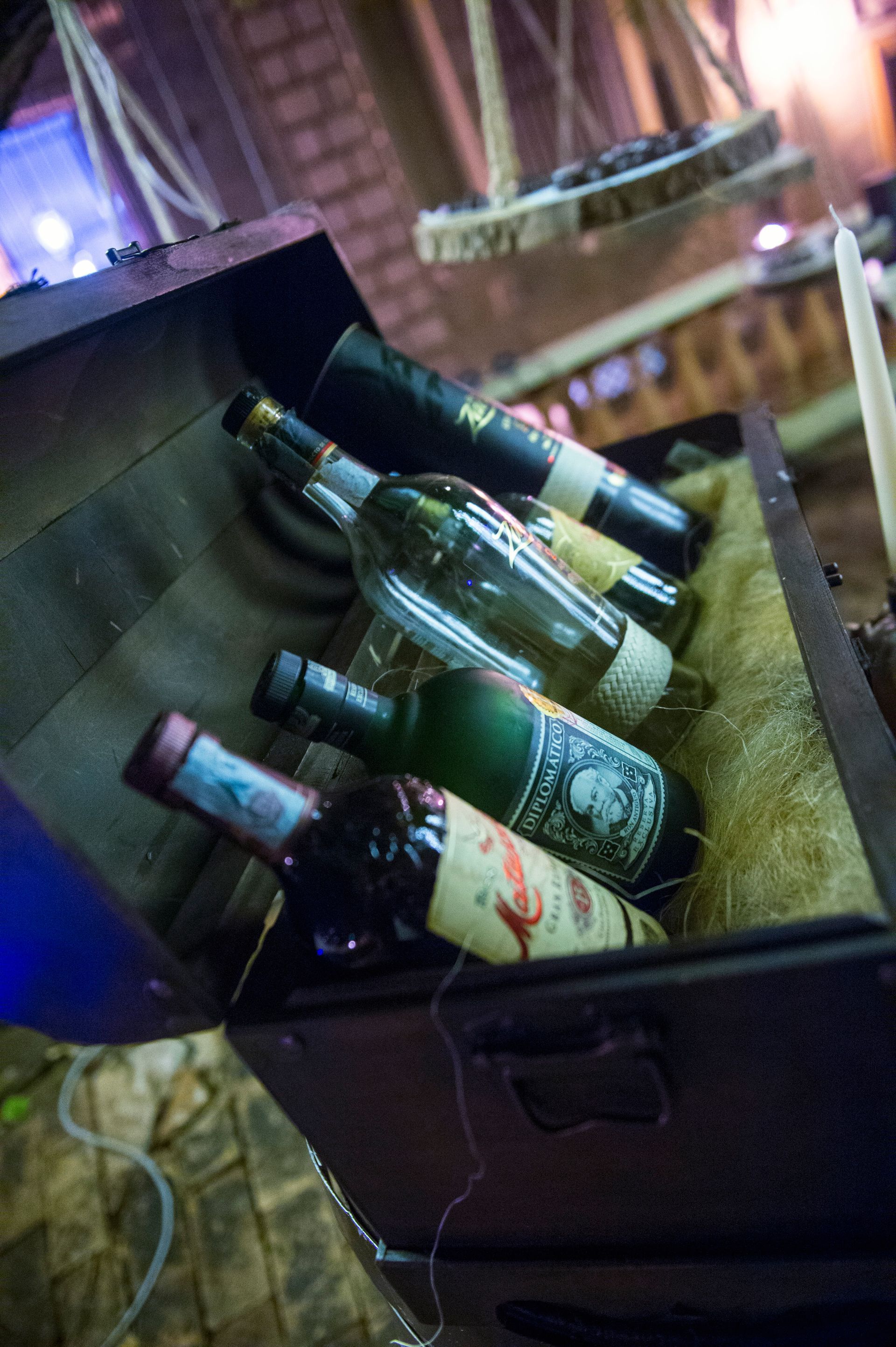 Uno scrigno pieno di bottiglie di vino e vodka.