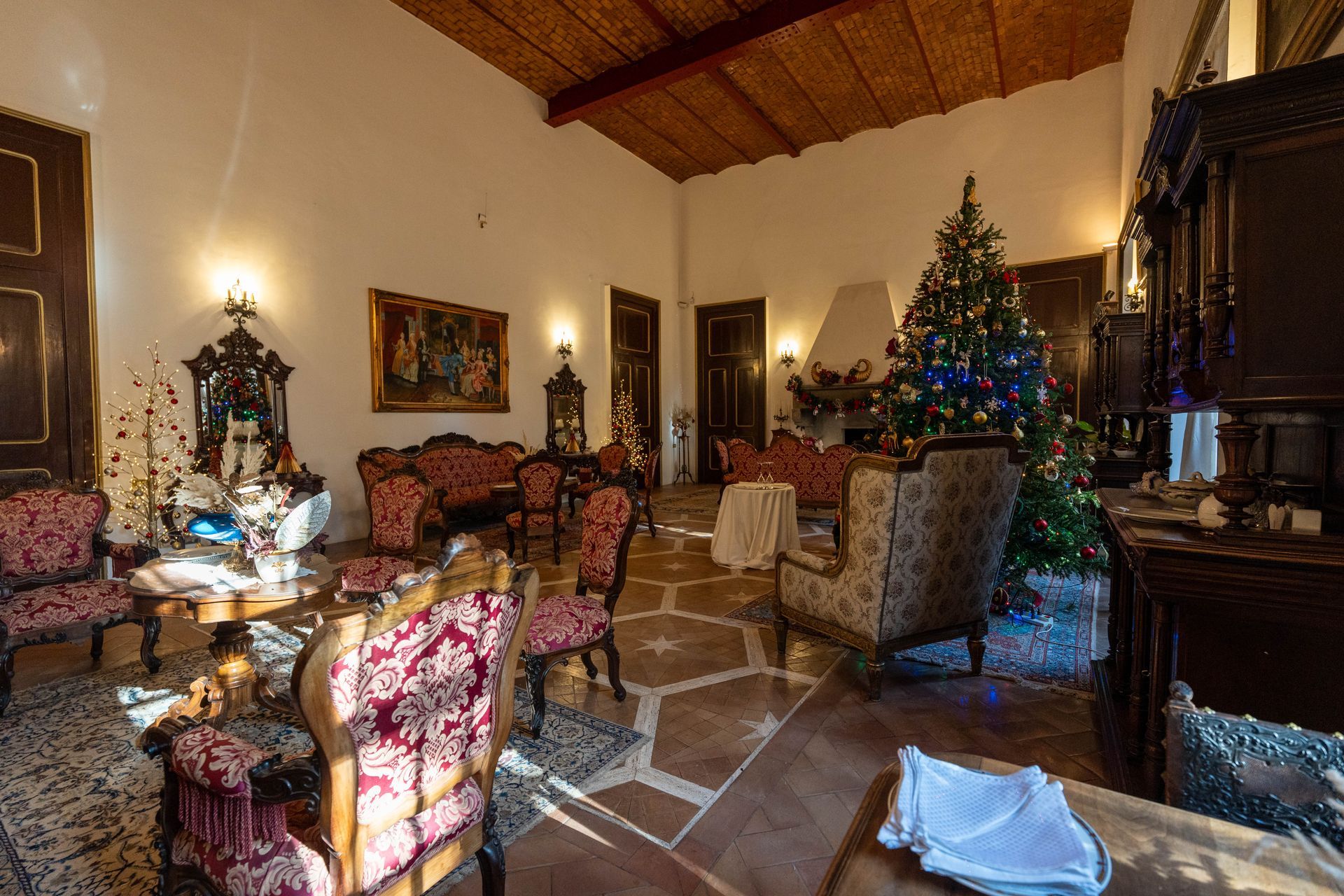 Un soggiorno pieno di mobili e un albero di Natale.