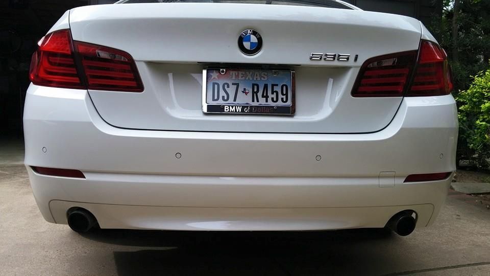 A white bmw with a license plate that says ds7 r459