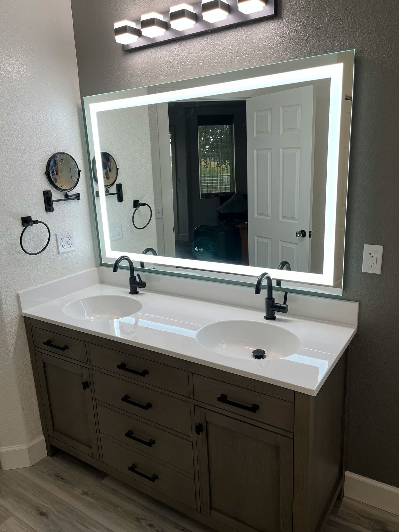 Double vanity with backlit mirror and matte black faucets – Maryland