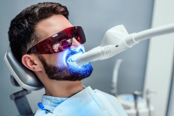 © adobeStock / Taras Grebinet Mann bekommt ein Bleaching