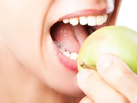 keine Metadaten im Original Frau beißt in Apfel