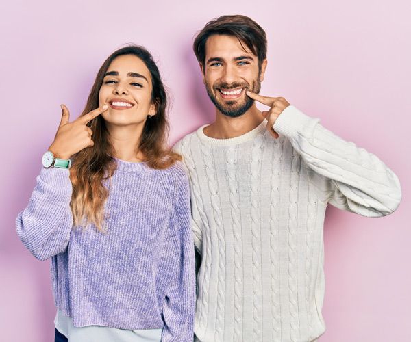 © adobeStock / Krakenimages.com Frau und Mann mit gesunden Zähnen