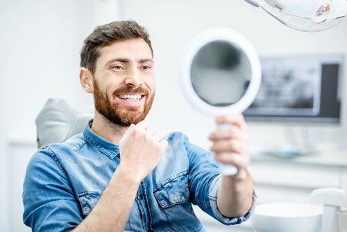 Mann beim Zahnarzt nach dem Bleaching