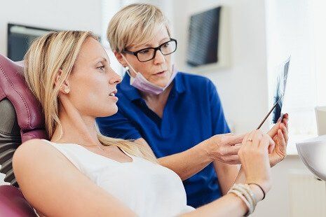 Patientin beim Zahnärztlichen-Notdienst