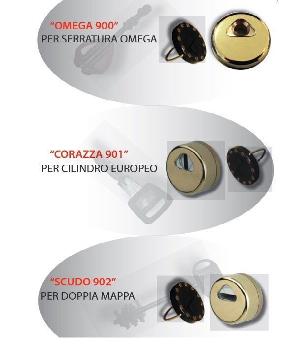Pubblicità di tre cilindri di serratura in ottone etichettati Omega 900, Corazza 901 e Scudo 902 con fori per la chiave mostrati.