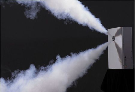 Su uno sfondo scuro, un getto di fumo bianco fuoriesce da un apparecchio montato a parete.