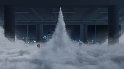 Un'alta colonna di fumo bianco o di acqua si sprigiona in una stanza industriale poco illuminata, riempiendo il pavimento di nebbia.