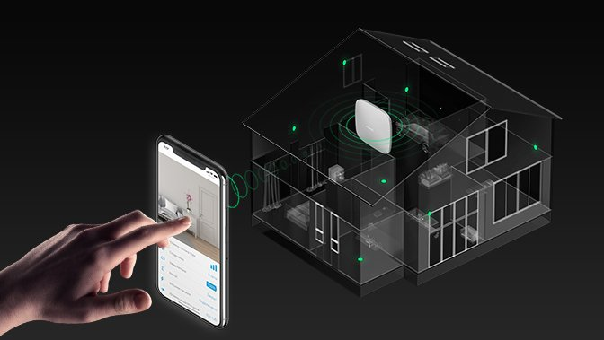Una mano che tocca lo smartphone visualizza i comandi della domotica accanto a un modello digitale di una casa.