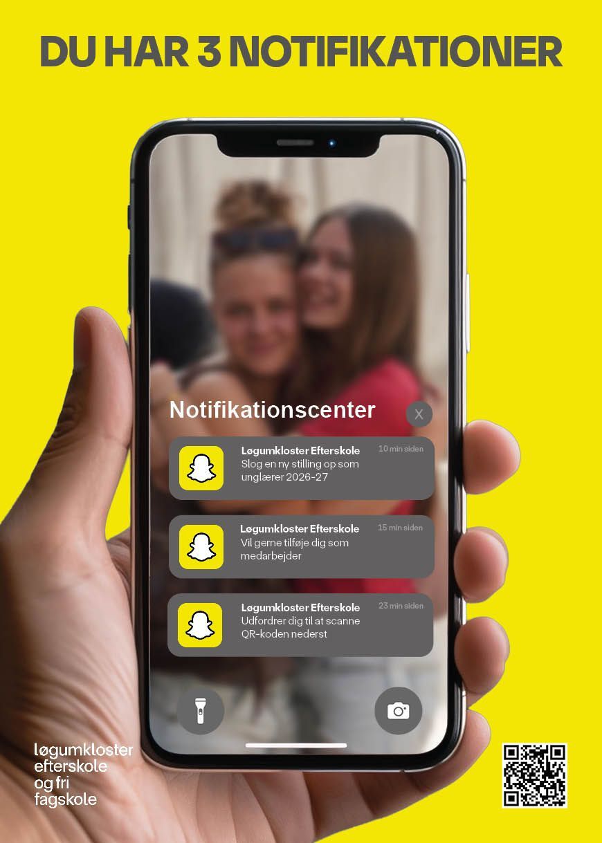 En hånd, der holder en telefon, viser Snapchat-notifikationer mod en gul baggrund.