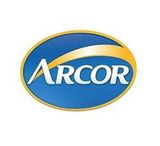 El logotipo de Arcor es un óvalo azul con una franja amarilla.