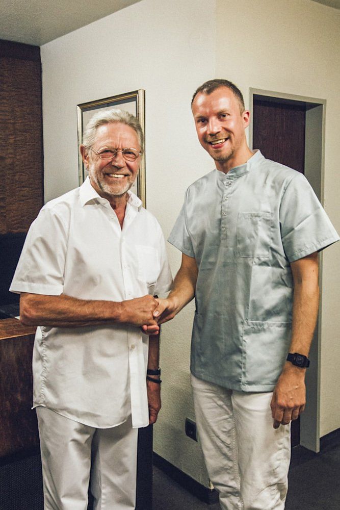 Übergabe Zahnarzt Jochen Schüler an Jan Sielemann Übergabe Zahnarzt Jochen Schüler an Jan Sielemann