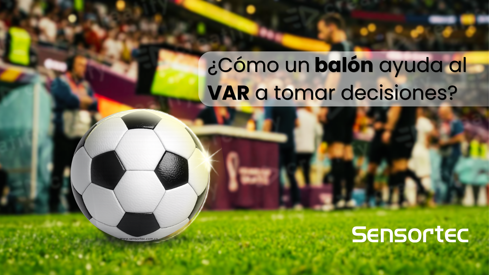 Balón de fútbol frente a un partido, con texto: ¿Cómo un balón ayuda al VAR a tomar decisiones?