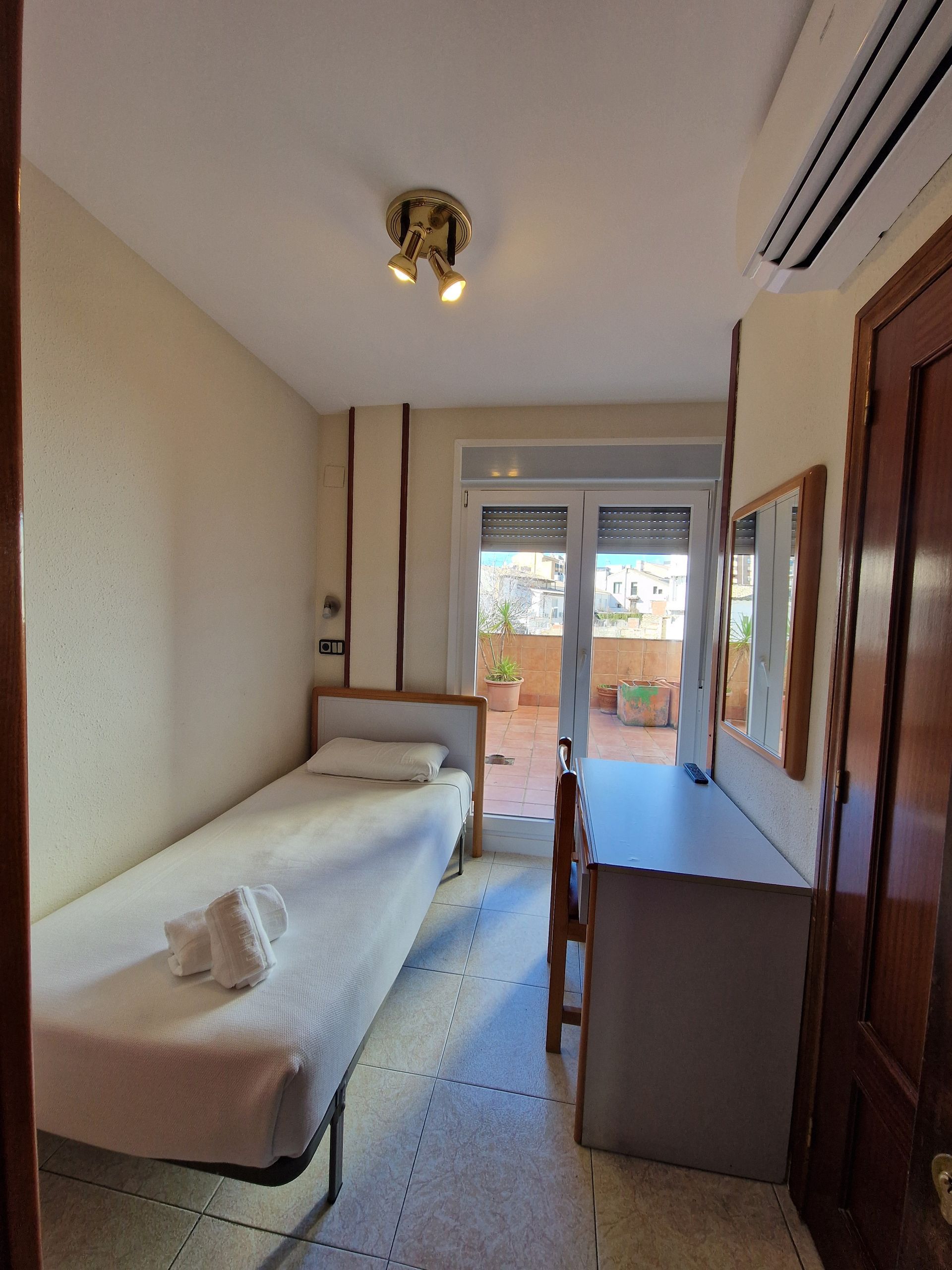 Una habitación de hotel con una cama king size y dos literas