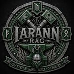 Het logo van Fiarann Rags in groen en zilver met een Vikinghelm en een rond gevlochten embleem.