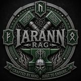 Het logo van Fiarann Rags in groen en zilver met een Vikinghelm en een rond gevlochten embleem.