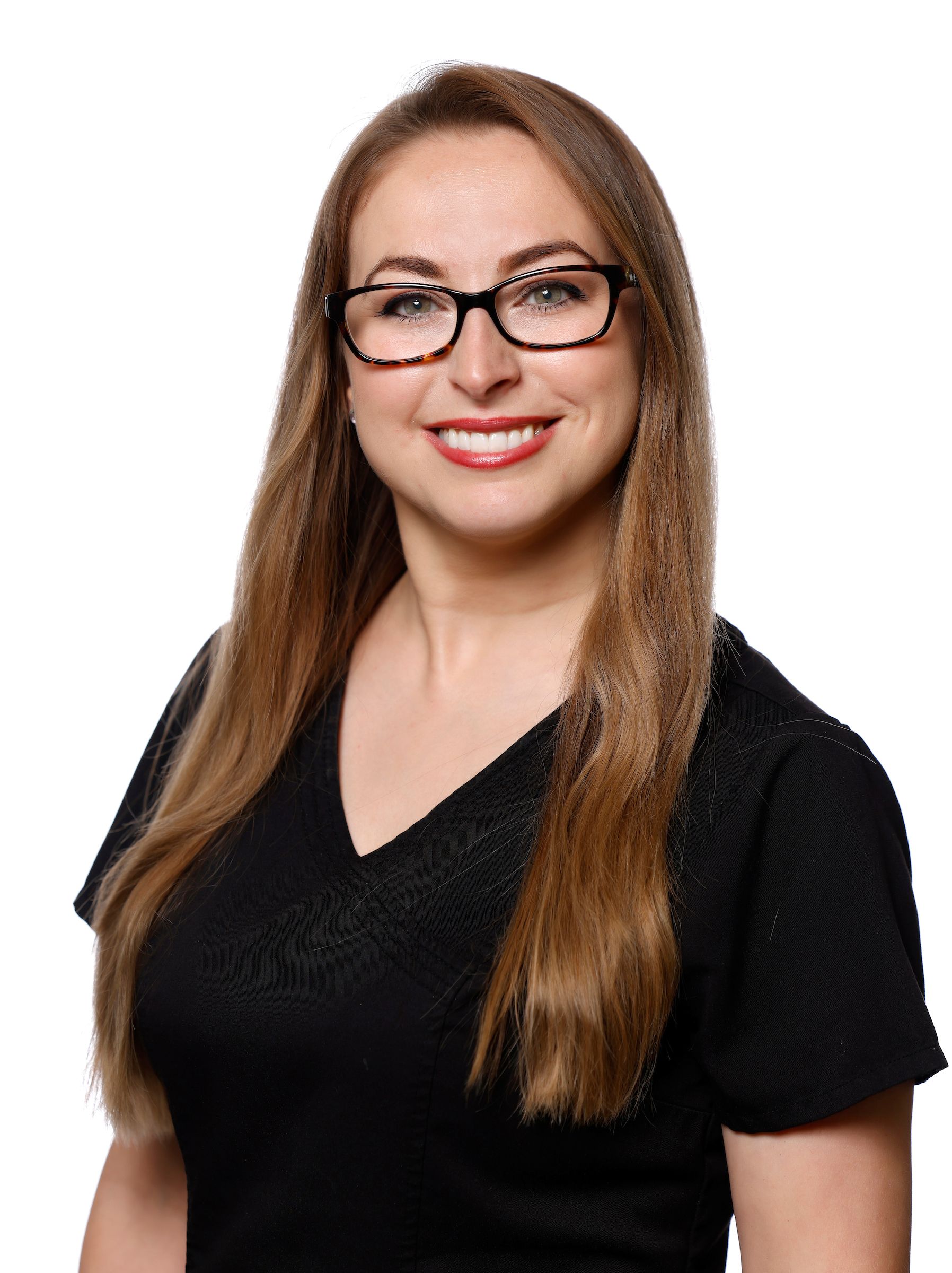 Femme avec des lunettes, souriante, cheveux longs bruns, portant un haut noir à col en V.