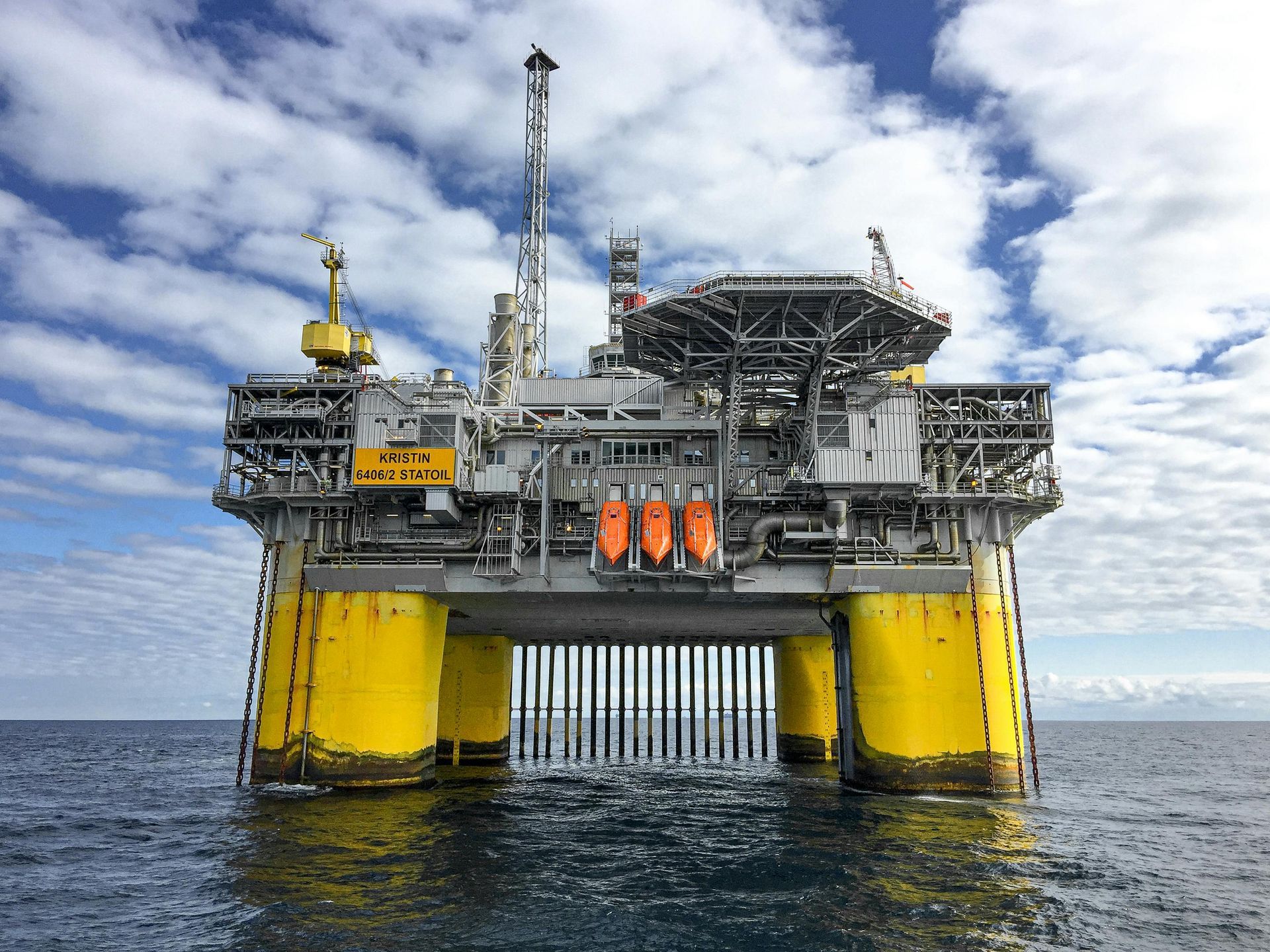 Une plate-forme pétrolière flotte au milieu de l'océan.