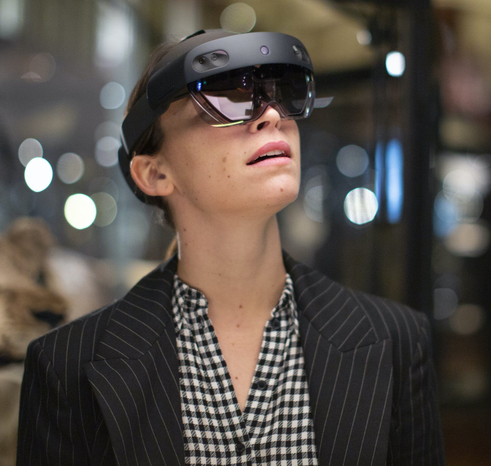 Une femme portant un casque de réalité virtuelle