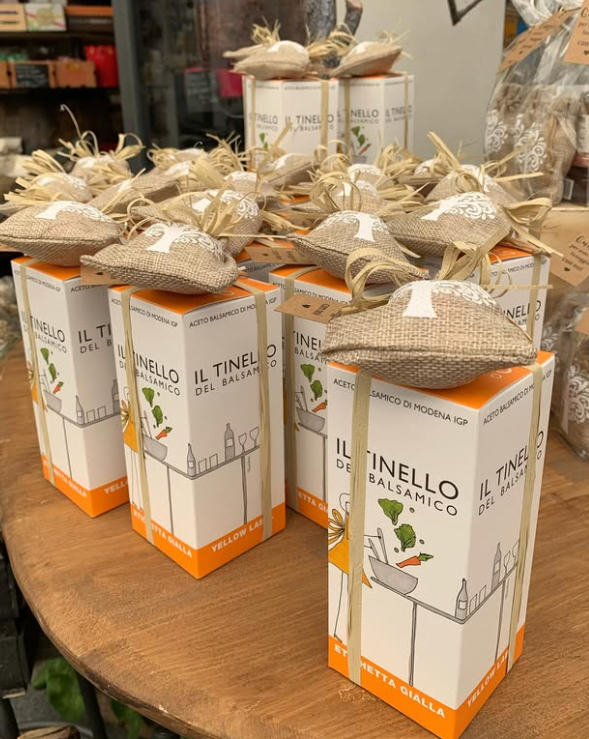 Le scatole di il inello balsamico sono impilate l'una sull'altra su un tavolo di legno.