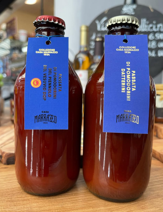 Due bottiglie di salsa di pomodoro con etichette blu