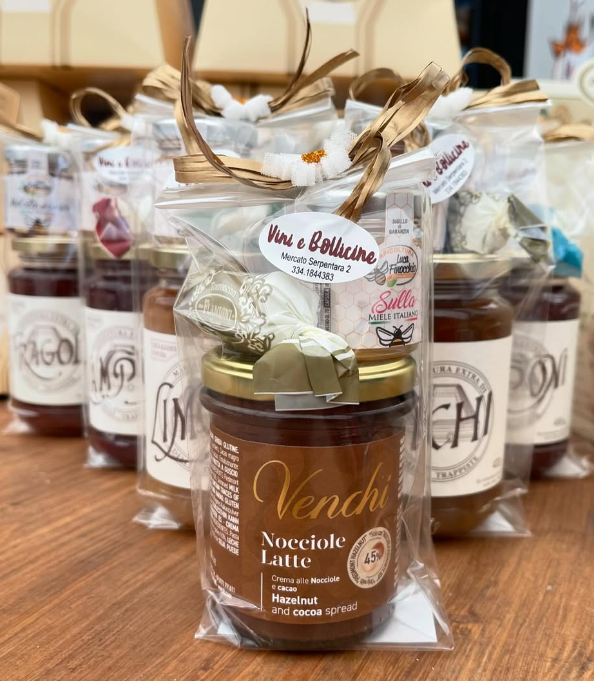 Un barattolo di latte di nocciole è avvolto nella plastica