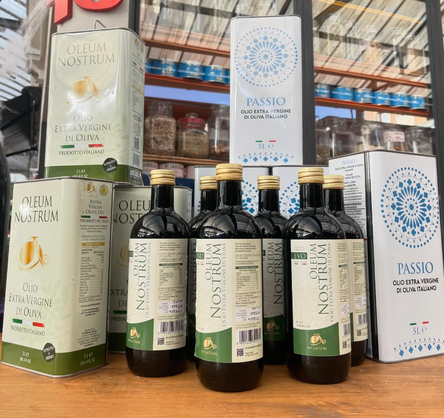 Diverse bottiglie di olio d'oliva nostrum sono allineate su un tavolo