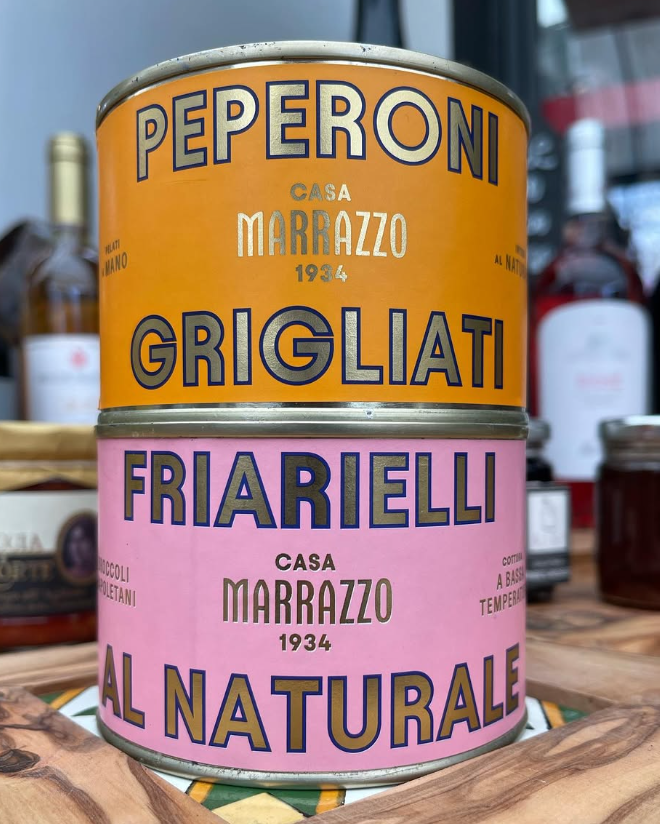 Una pila di tre lattine di pepperoni e friarielli