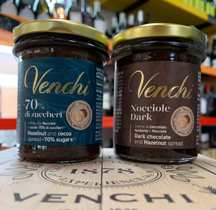 Due barattoli di crema spalmabile al cioccolato fondente e nocciole Venchi