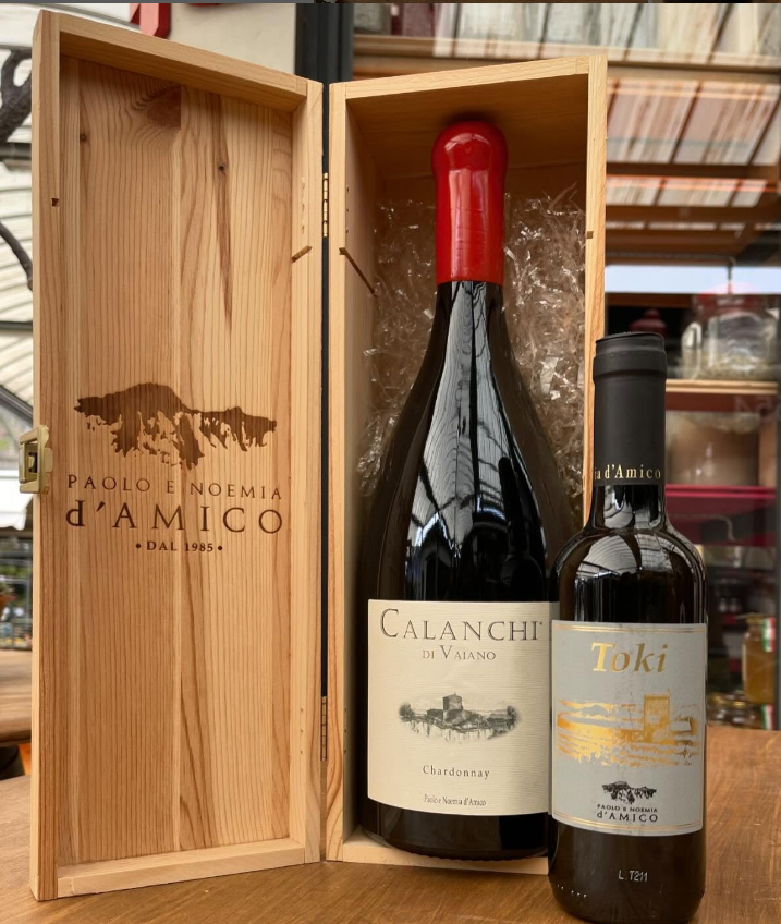 Due bottiglie di vino in una scatola di legno di cui una è calanch