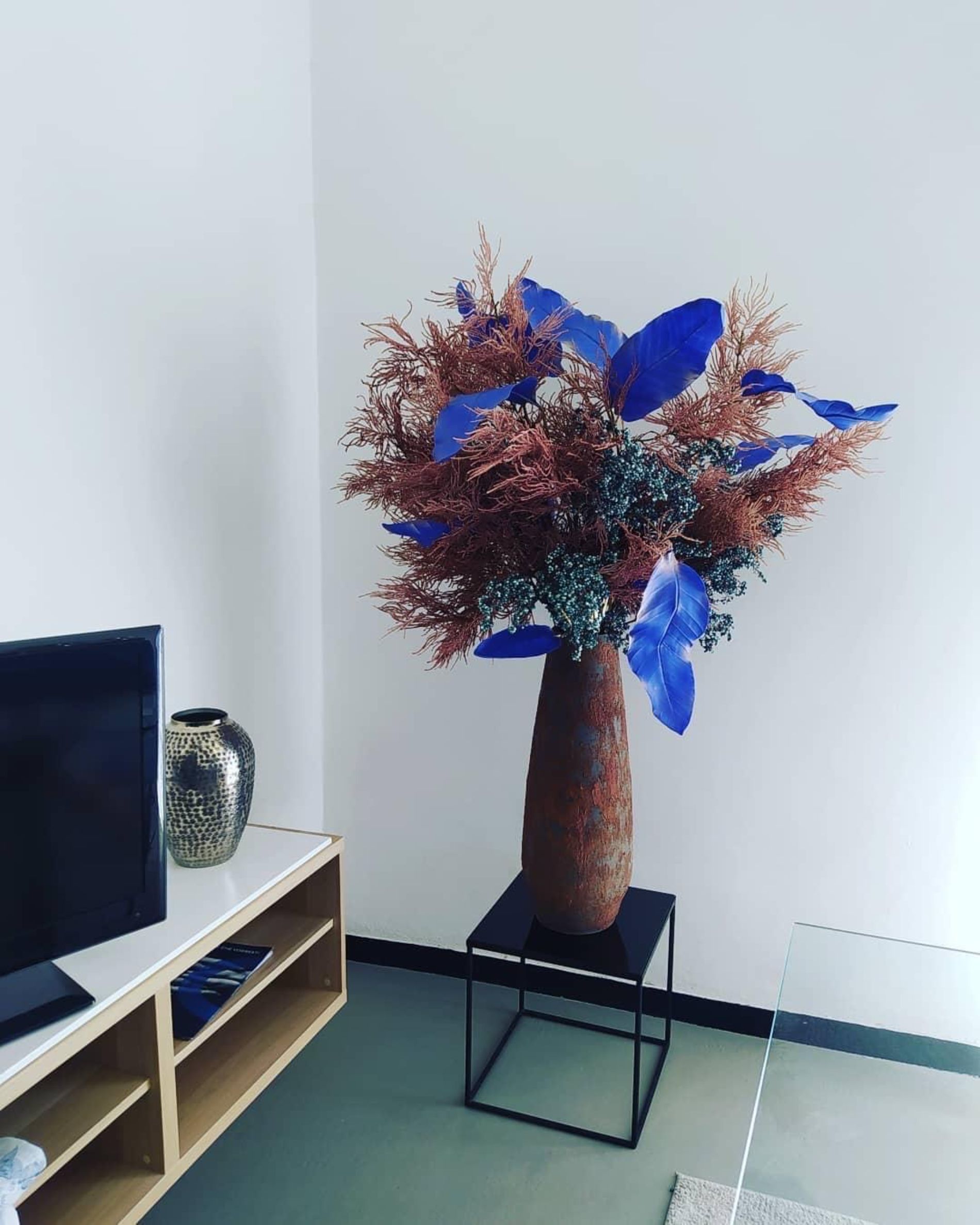 composizione floreale con foglie blu Fiorista Rischi La Spezia