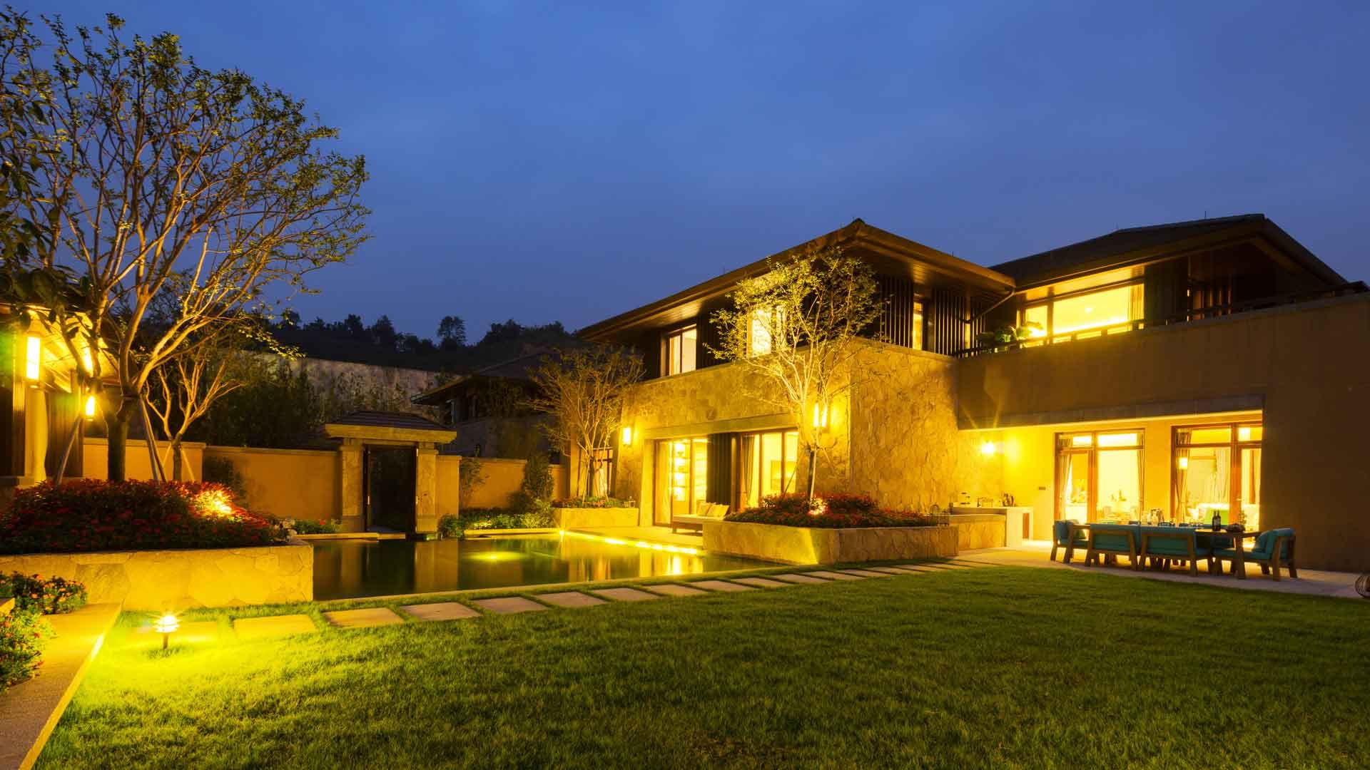 Modern outdoor patio and pond lighting design