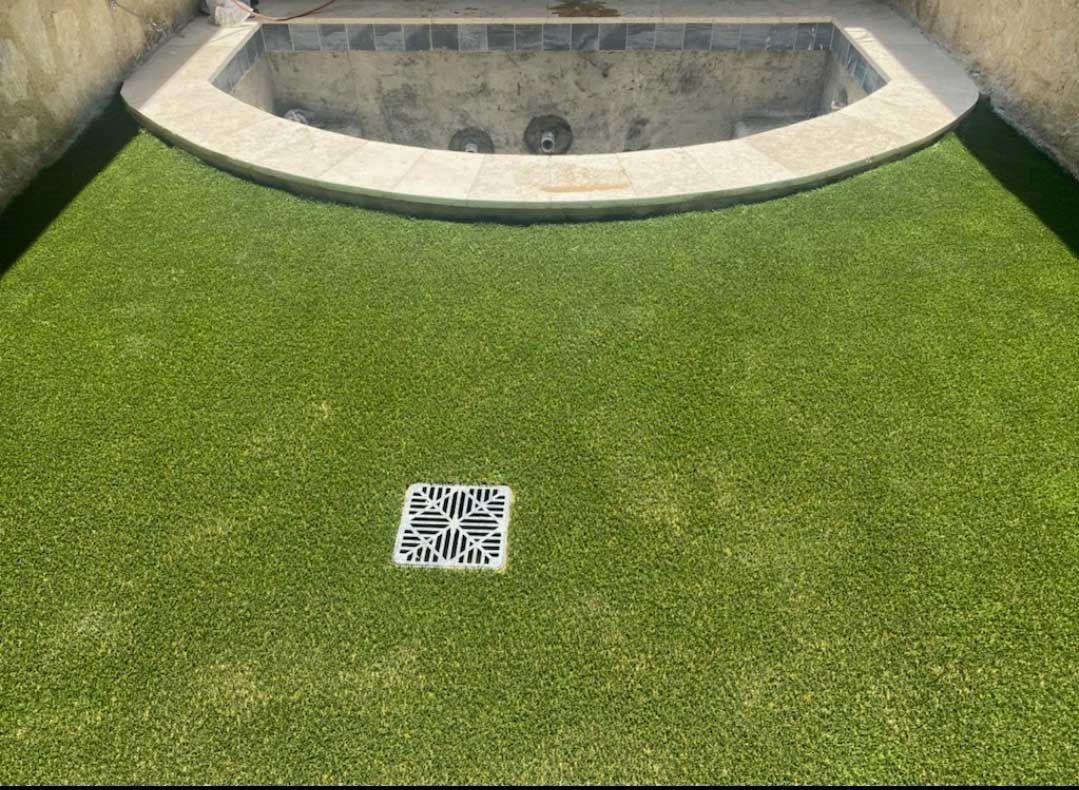 Artificial turf with fountain
