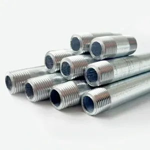 Martillo y llaves inglesas sobre un banco de trabajo metálico con tornillos y un destornillador.
