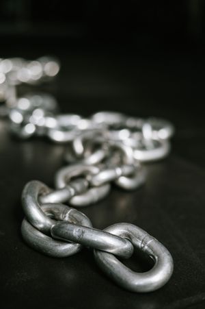 Martillo y llaves inglesas sobre un banco de trabajo metálico con tornillos y un destornillador.