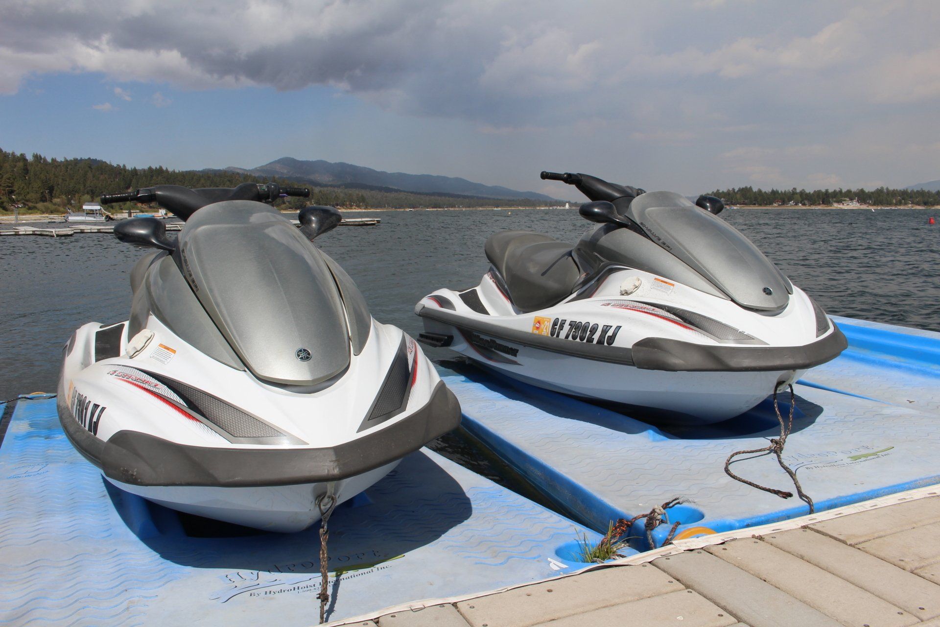 blue and red jet skis
