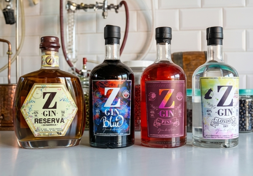 Cuatro botellas de ginebra Z sobre una encimera, incluyendo una botella de la línea Reserve