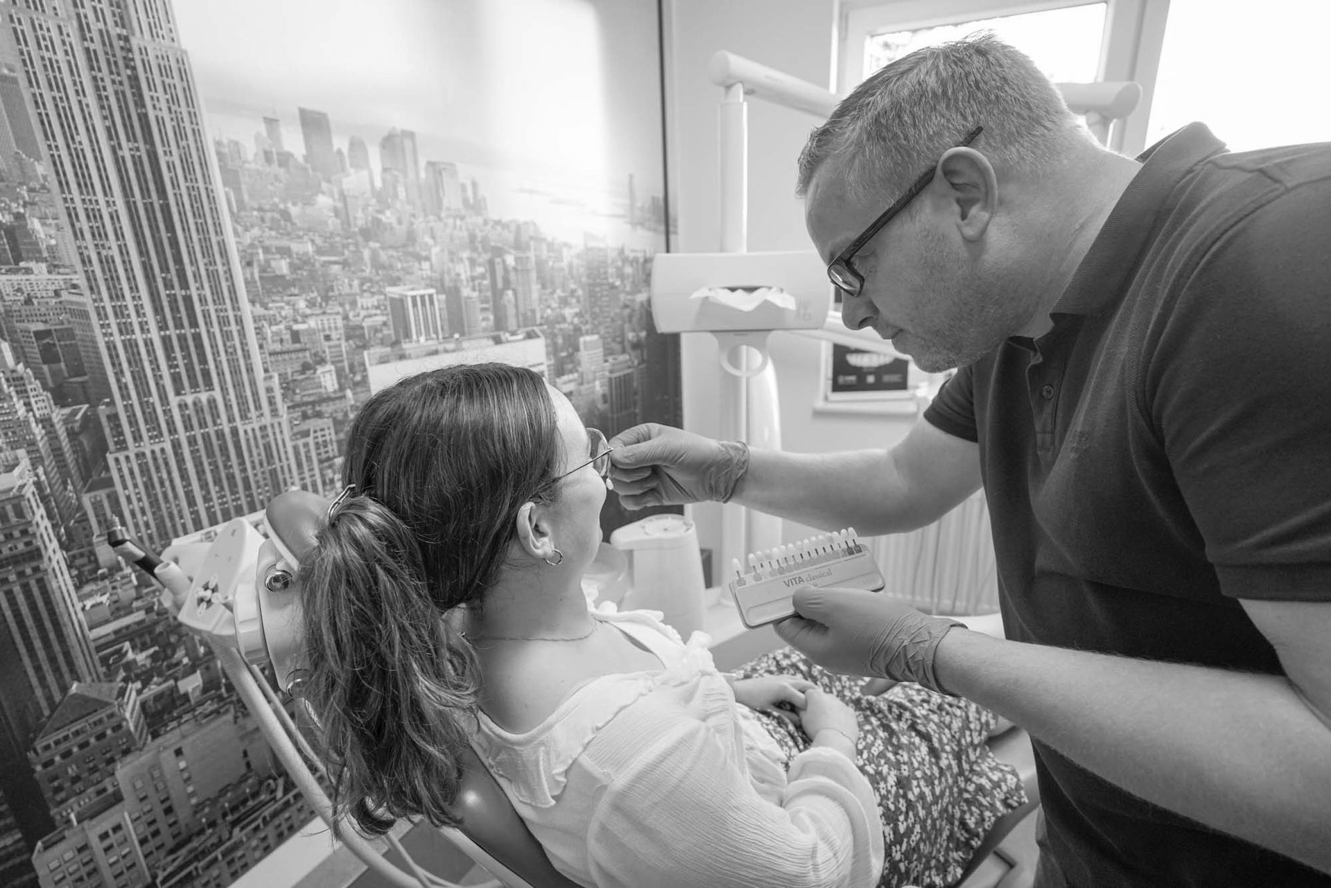 Zahnarzt untersucht den Mund eines Patienten in einer Zahnarztpraxis. 