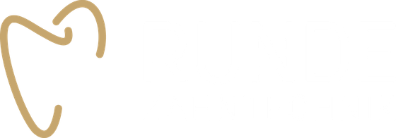 Logo für „RUNDE ZAHNNTECHNIK“ mit einer goldenen Zahnkontur neben dunkelgrauem Text.
