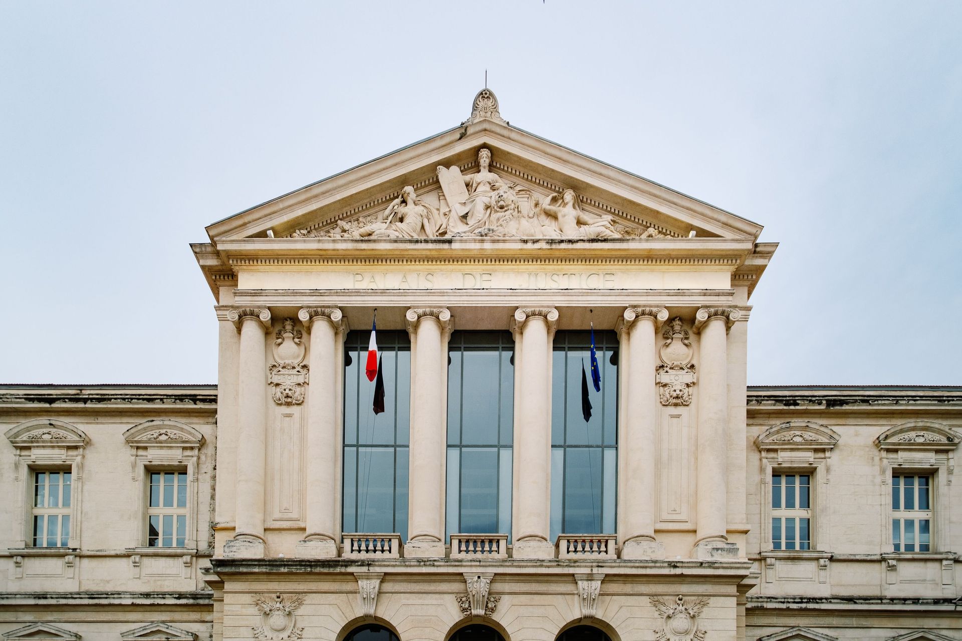 Salle d'audience — se défendre d'une fausse accusation et d'une dénonciation calomnieuse