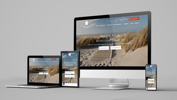 Responsives Website-Design, das auf verschiedenen Geräten angezeigt wird und eine Strandszene zeigt.