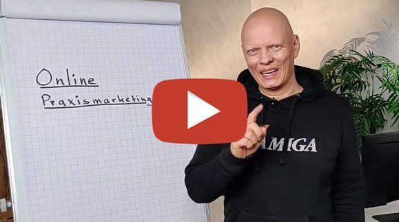 Ein Mann im schwarzen Kapuzenpullover deutet auf ein Flipchart mit der Aufschrift „Online Praxismarketing“.