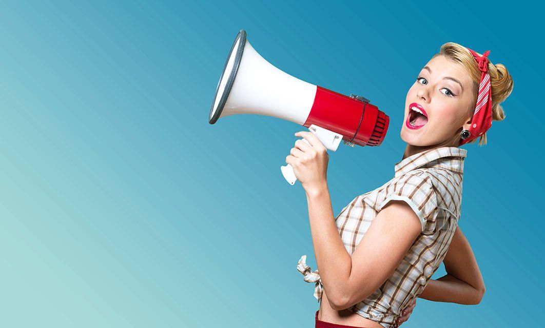 Buyer Persona Frau mit Megafon