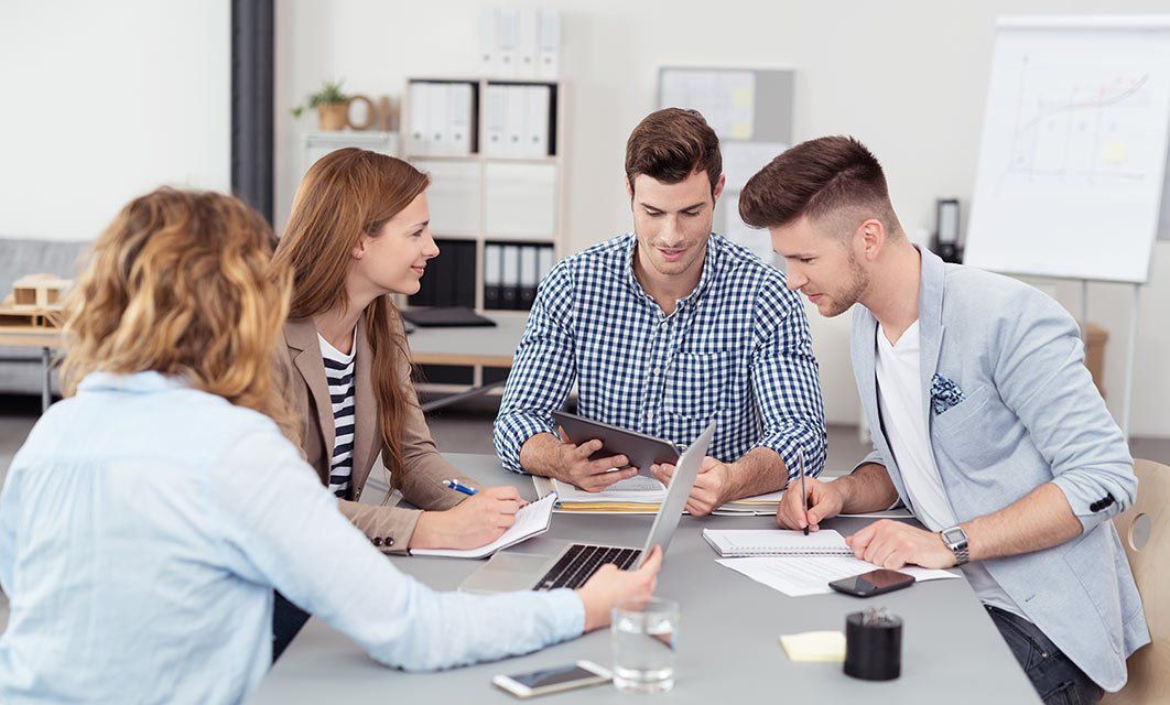 Agentur-Arten Gruppe von Kollegen bei der Arbeit