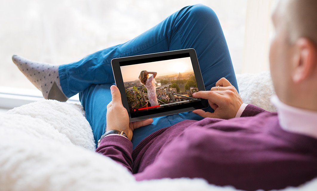 YouTube Marketing Mann sieht Video auf Tablet